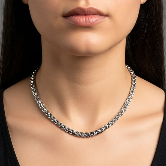 Aramat Jewels zilverkleurige vossenstaart halsketting van 8 mm breed gedragen door een model voor een stoere look.