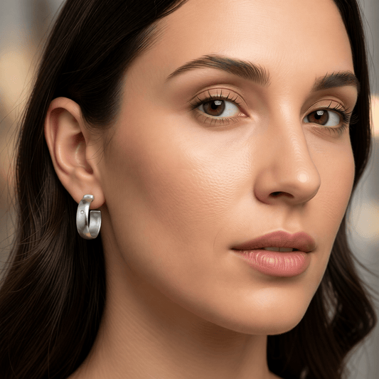 Brede RVS Oorringen met Zirkonia Accent Zilverkleur 23mm x 7mm - Aramat Jewels - Oorringen - cadeautip