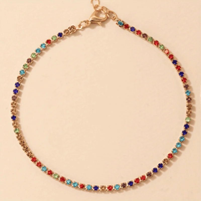 Een armband met kleurrijke kralen en een gouden ketting