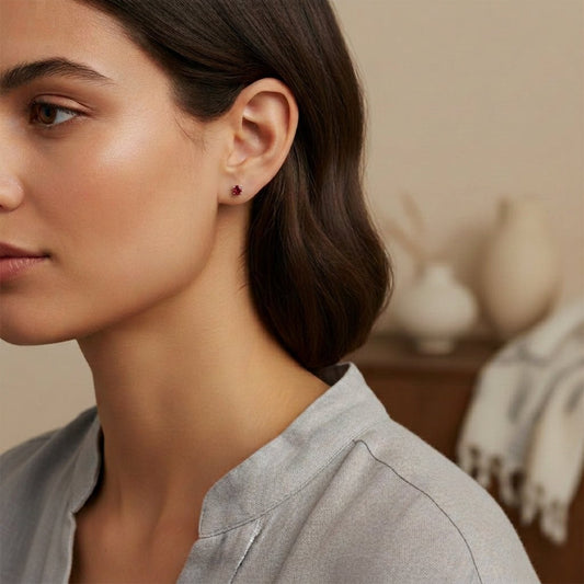 Goudkleurige RVS Oorstekers met Rode Zirkonia - Aramat Jewels - Oorbellen - cadeautip