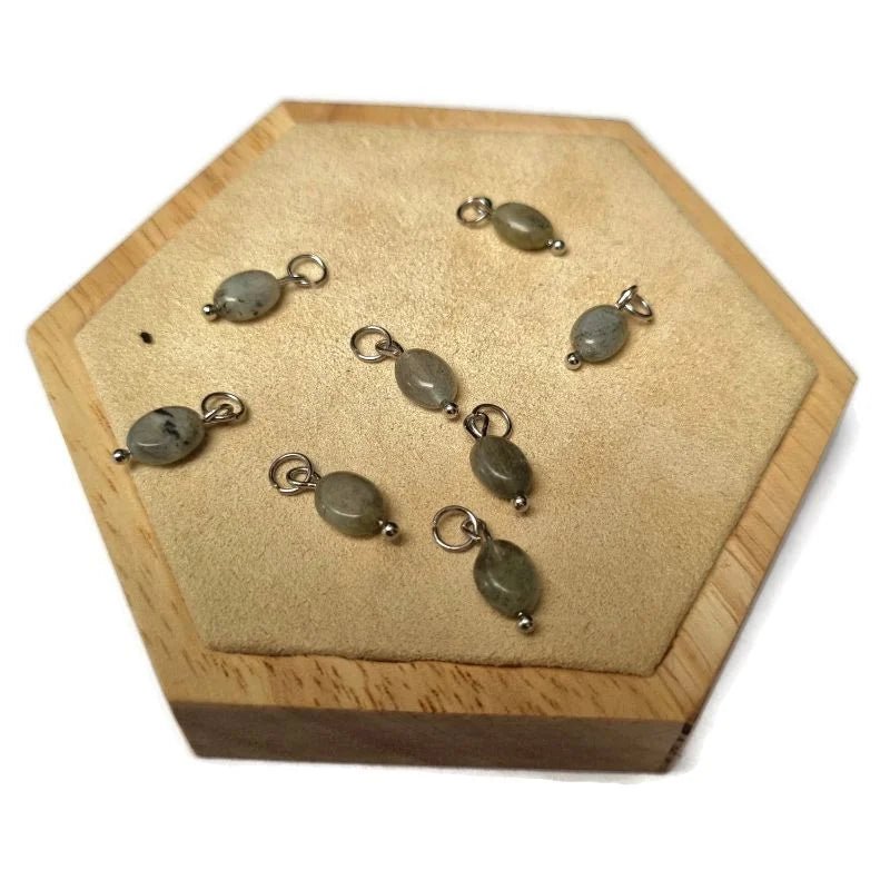 Een houten doosje met een bos groene glazen kralen