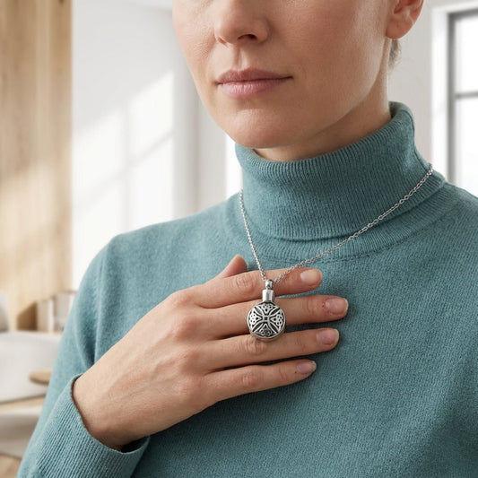 Keltische ronde ashanger staal triquetra zwart - Aramat Jewels - Gedenkhangers - cadeautip