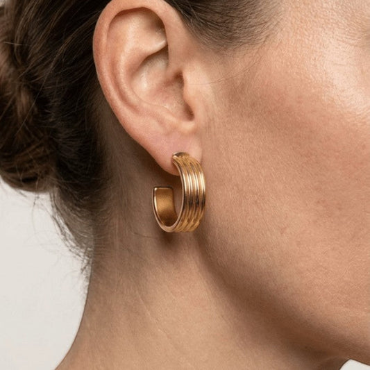 Oorbellen β 23mm Half - Hoop Streeprelief RVS Goudkleur Dames - Aramat Jewels - Oorringen - cadeautip