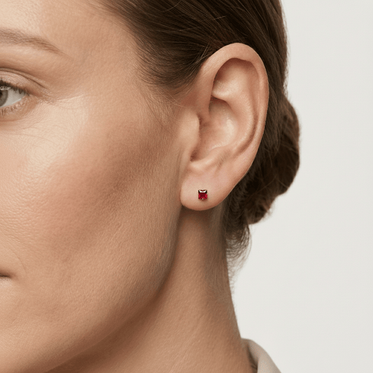 Oorbellen – RVS Zilverkleur met Rode Vierkante Zirkonia (3mm) - Aramat Jewels - Oorbellen - cadeautip