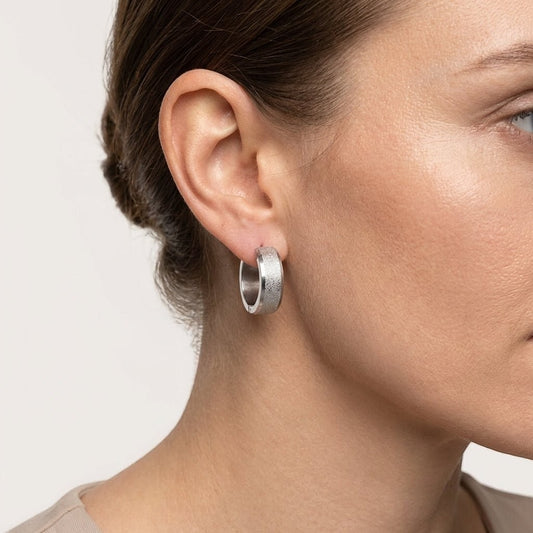 Oorringen β Huggie RVS 20mm Sandblasted Zilverkleur - Aramat Jewels - Oorringen - cadeautip