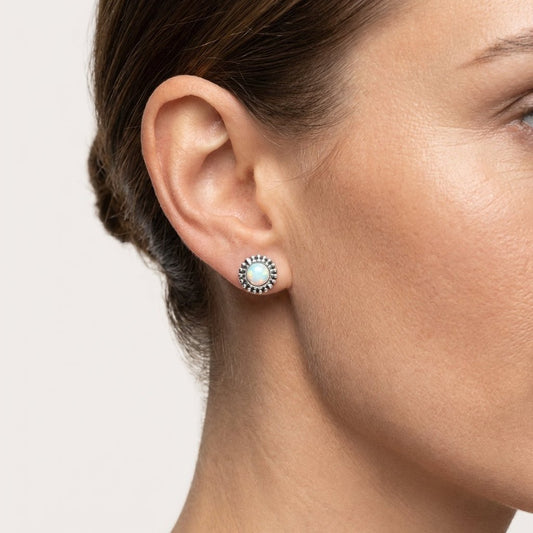 Oorstekers – Sterling Zilver Bali Etnisch Wit Opaal 8mm Geoxideerd - Aramat Jewels - Oorbellen - cadeautip