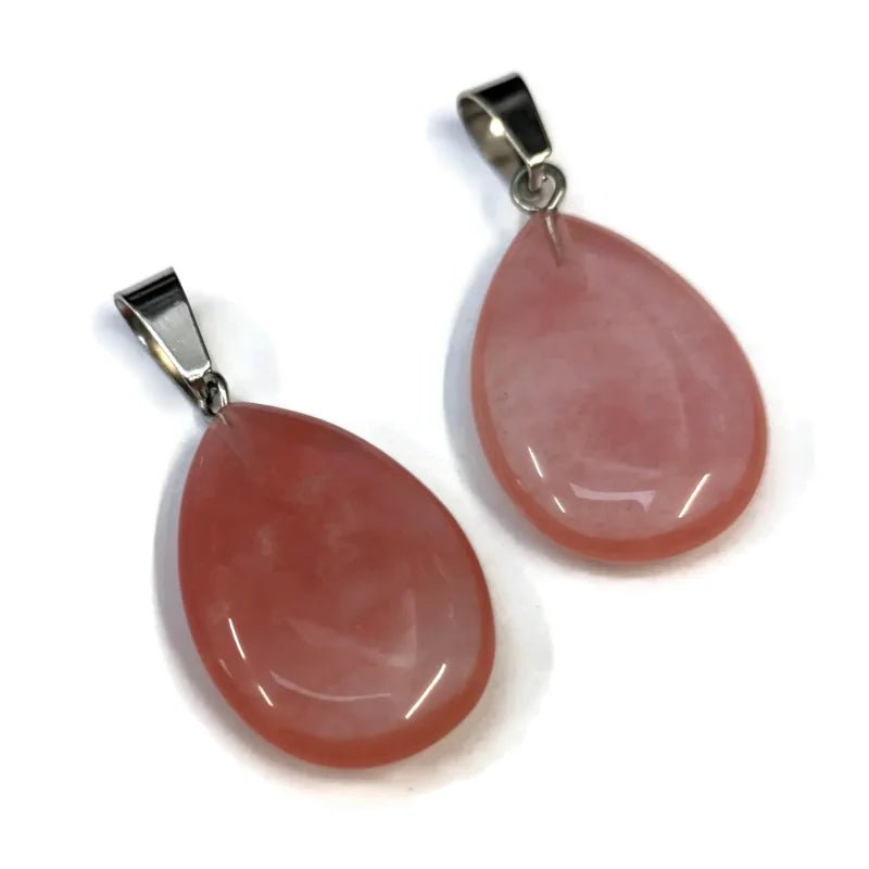 Een paar oorbellen van roze jade