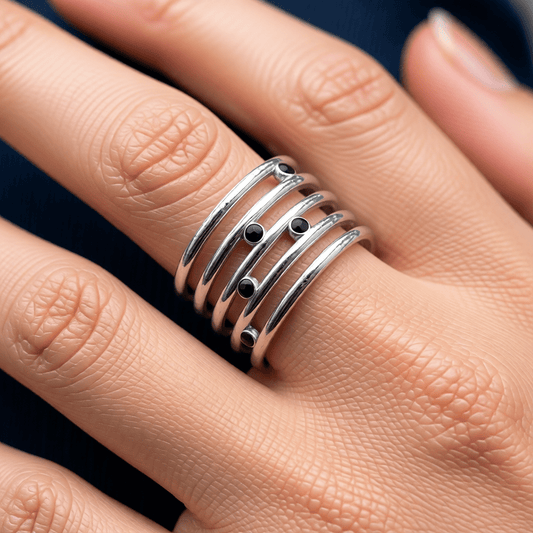 RVS Damesring Verstelbaar – 5 Lijnen & Zwarte Emaille – One Size - Aramat Jewels - Ringen - cadeautip