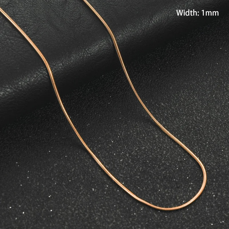 Een paar gouden hoepeloorbellen met een lange ketting