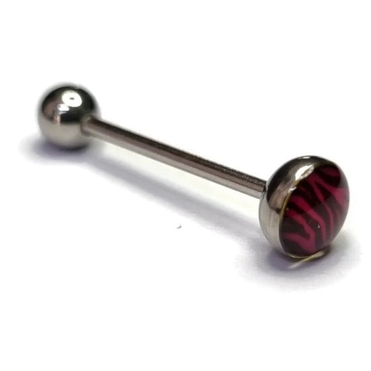 Een rood met zwarte bal piercing