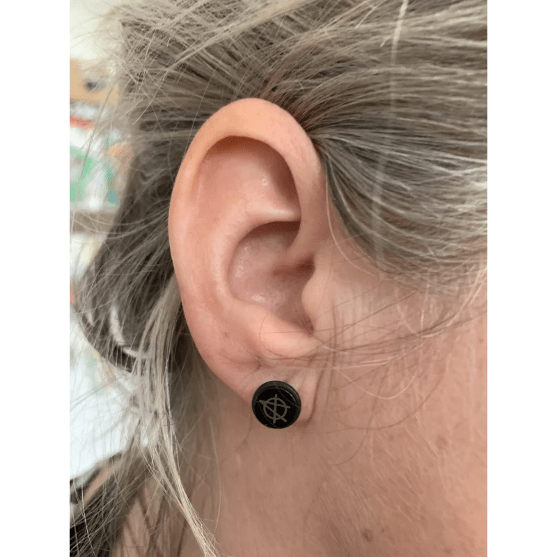 Een vrouw met een zwarte oorbel