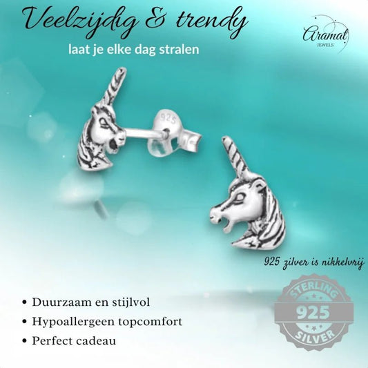 Zilveren eenhoorn oorbellen.