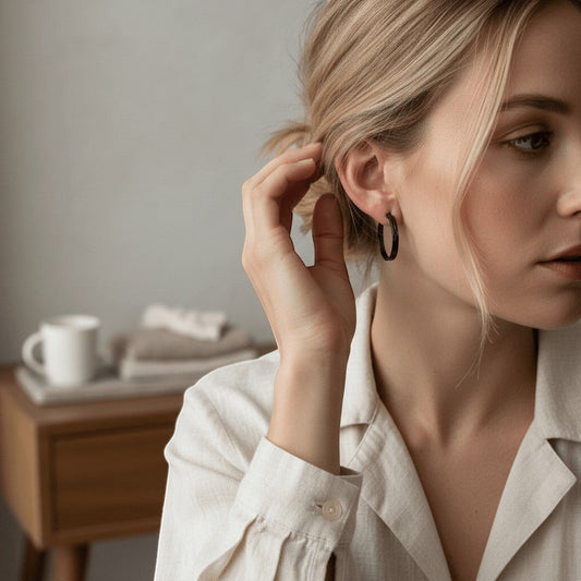 Zwarte RVS Oorringen met Grieks Motief - 25 mm - Aramat Jewels - Oorringen - cadeautip