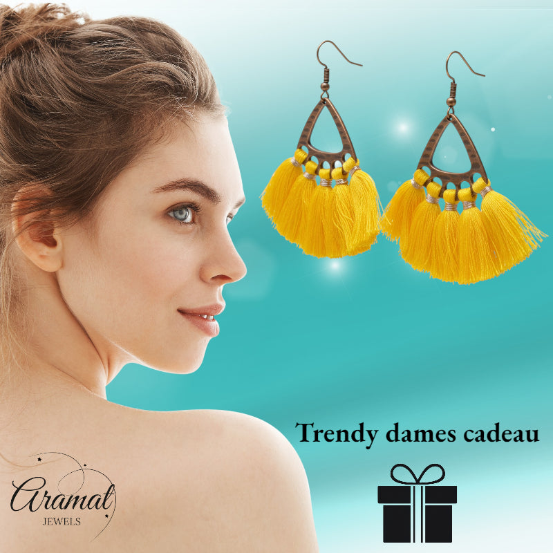 Boucles d'oreilles bohèmes à pompons jaunes 55 x 30 mm