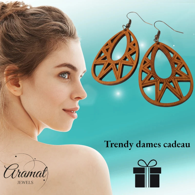 Boucles d'oreilles – Boucles d'oreilles élégantes en bois, forme pendante, motif travaillé marron, pour femme