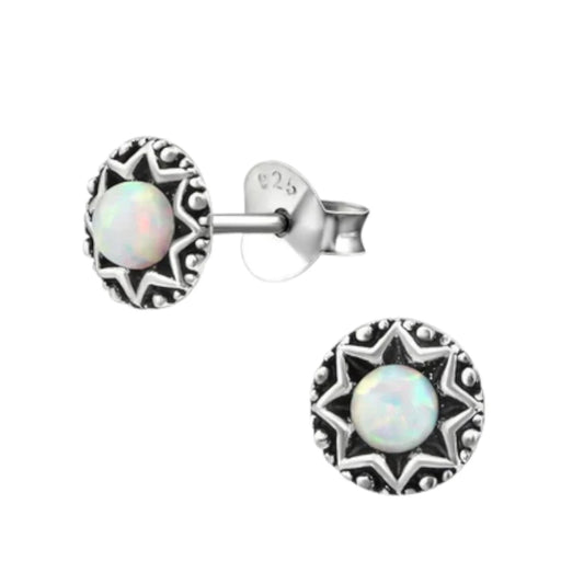 Boucles d'oreilles puces – Argent sterling, style ethnique balinais, opale blanche ronde oxydée de 6 mm