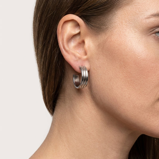 Boucles d'oreilles – Demi-anneaux rayés en relief de 23 mm sur acier inoxydable argenté 