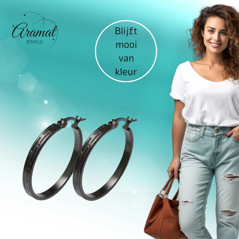 Zwarte RVS Oorringen met Streepjes Motief - 30 mm