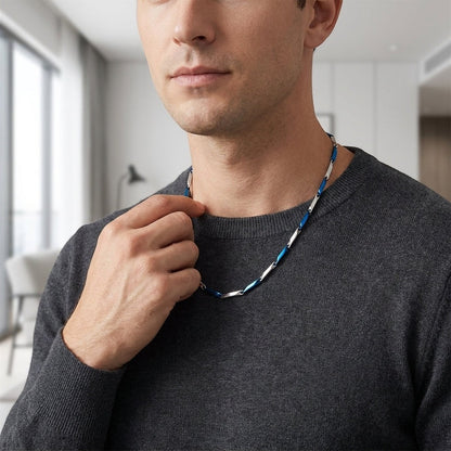 Man draagt een Aramat Jewels bicolor bamboo ketting van 2,5mm dik chirurgisch staal in zilver en diepblauw.