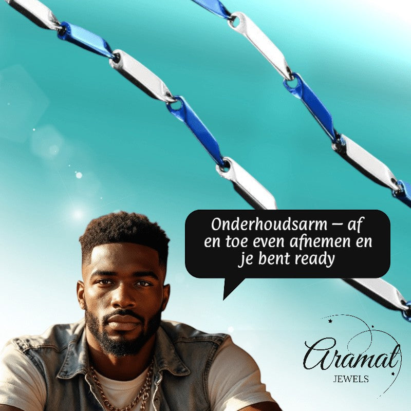 Aramat Jewels bicolor bamboo ketting van 316L staal met blauwe en zilveren schakels, gedragen door een man.