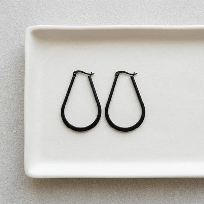 Aramat Jewels black oval hoop earrings made of steel with a shiny finish.