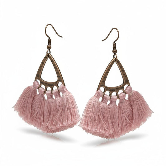 Aramat Jewels boho oorhangers met licht roze kwastjes en bronskleurige metalen details voor een romantische look.