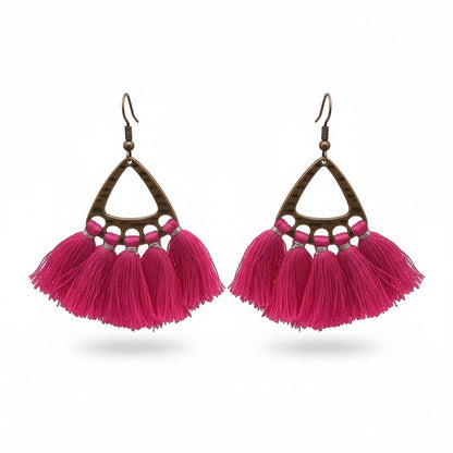 Aramat Jewels boho oorhangers met fel roze kwastjes en bronskleurige metalen details voor een vrolijke festival look.