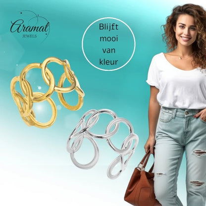 Aramat Jewels brede verstelbare ringen van RVS met ovale schakels in goud- en zilverkleur, gedragen door een model.