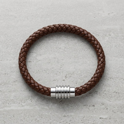 Aramat Jewels bruine gevlochten leren herenarmband met een zilverkleurige magnetische sluiting van edelstaal.