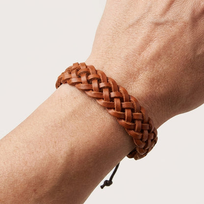 Aramat Jewels bruine gevlochten leren armband van 16mm breed, gedragen om een pols voor een stoere, natuurlijke look.