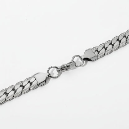 Aramat Jewels chunky gourmet ketting van 8mm breed zilverkleurig RVS met een stoere embossed rand en sluiting.
