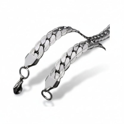 Aramat Jewels chunky gourmet ketting van 8mm breed zilverkleurig RVS met een gedetailleerde embossed rand.