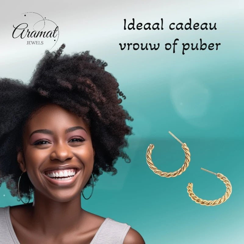 Lachende vrouw draagt goudkleurige Aramat Jewels gedraaide halve hoepel oorstekers van roestvrij staal