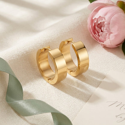 Aramat Jewels gold-coloured smooth stainless steel hoop earrings, 20mm diameter, 7mm width, classic and timeless style.
