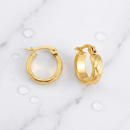 Aramat Jewels gold-colored stainless steel hoop earrings with a diamond pattern, 10mm diameter.