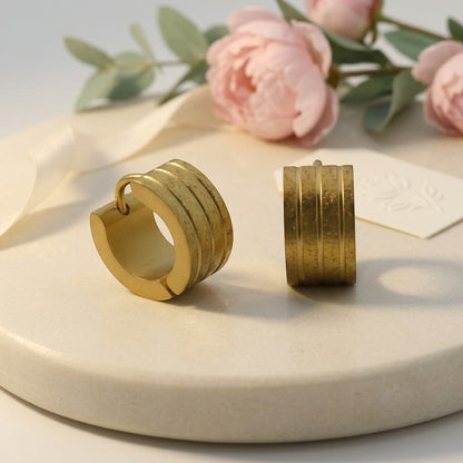Aramat Jewels gold huggie hoop earrings with sandblasted stripes and a diamond-cut effect. Size 13mm x 7mm.