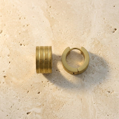 Aramat Jewels gold-tone stainless steel huggie hoop earrings with sandblasted stripe detailing