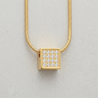Aramat Jewels gouden kubus ashanger met 12mm zirkonia steentjes, waterbestendig roestvrij staal.