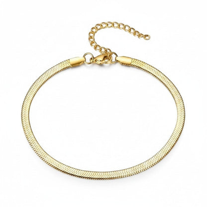 Aramat Jewels goudkleurig stalen enkelbandje met een platte visgraad snakechain schakel en verstelbaar verlengkettinkje.