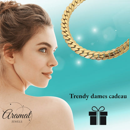 Aramat Jewels goudkleurige stalen gourmet ketting van 6mm breed met bewerkte rand gedragen door een vrouw.