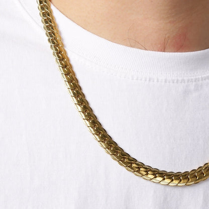 Aramat Jewels goudkleurige stalen gourmet ketting van 6mm breed met een unieke bewerkte rand om de hals.
