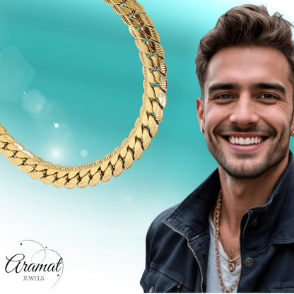 Aramat Jewels goudkleurige stalen gourmet ketting van 6mm breed met bewerkte rand gedragen door een lachende man.