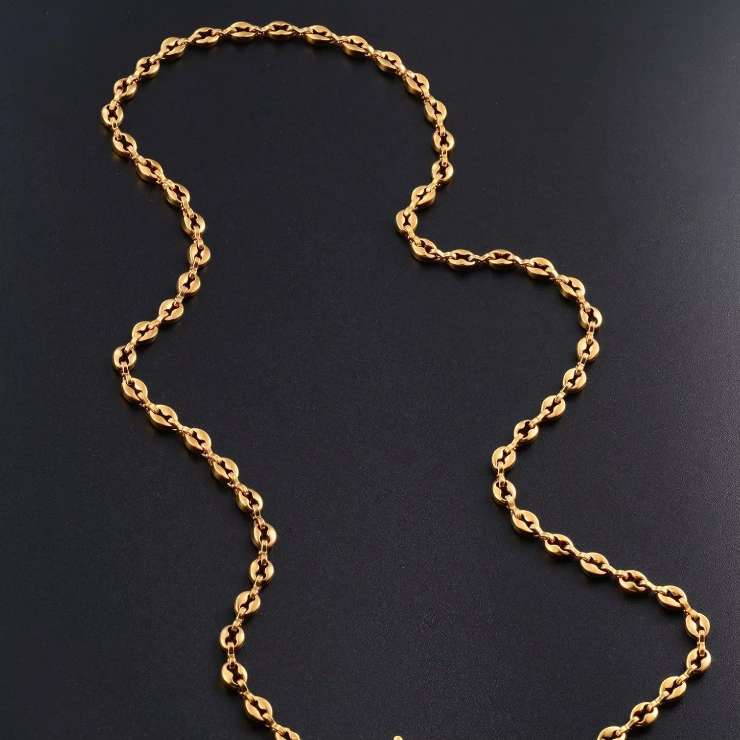 Aramat Jewels goudkleurige koffieboon ketting van 316L staal met 4,5mm schakels, 60cm lang, unisex design.