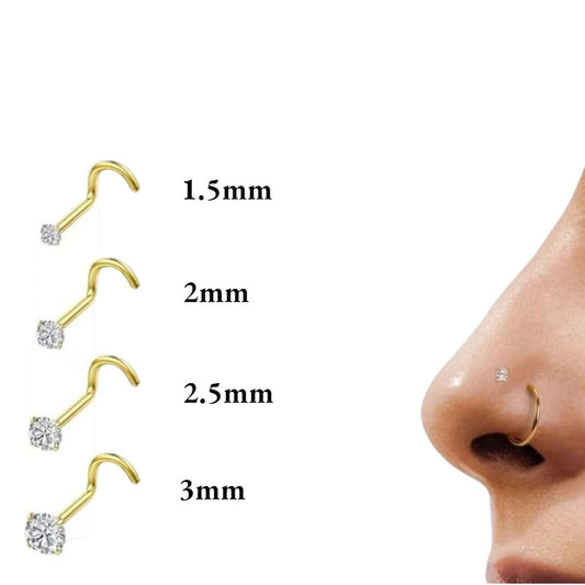 Aramat Jewels goudkleurige neuspiercing met transparante zirkonia en S-staafje in verschillende maten op een neus.