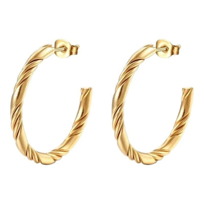 Goudkleurige Aramat Jewels halve oorringen van RVS met een gedraaid motief en vlindersluiting, 30mm diameter.
