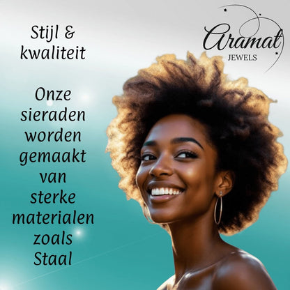 Stralende vrouw met afro kapsel draagt een Aramat Jewels 5mm zilverkleurige stalen jasseron ketting