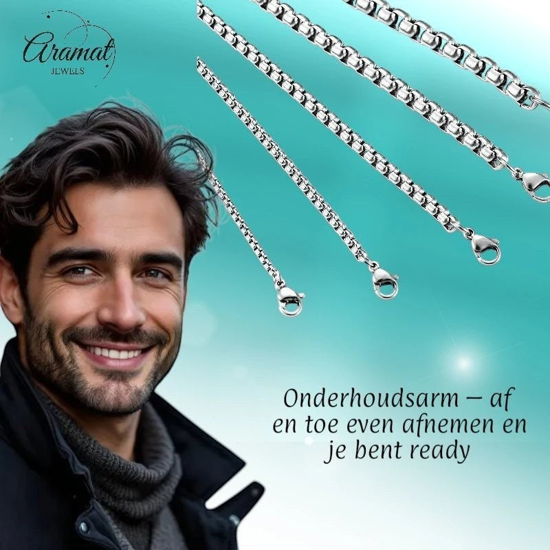 Aramat Jewels zilverkleurige stalen jasseron ketting van 5mm breed, gedragen door een glimlachende man.