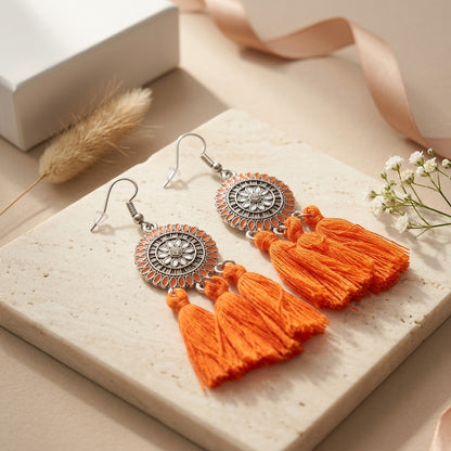 Aramat Jewels oranje boho oorhangers met kwastjes en zilverkleurig metaal. 75mm lang.