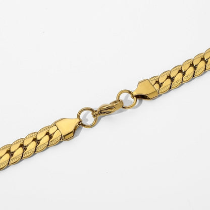 Aramat Jewels goudkleurige platte gourmet ketting van 5mm breed roestvrij staal met een gedetailleerde bewerkte rand.
