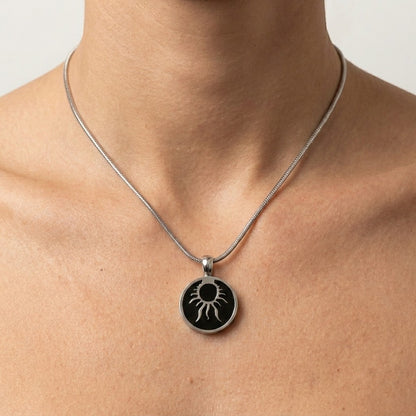 Aramat Jewels ronde ashanger met tribal design in zwart emaille en roestvrij staal.